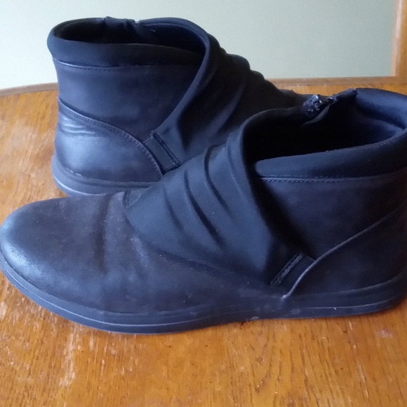 Black Winter Boots - Picture 4 of 6